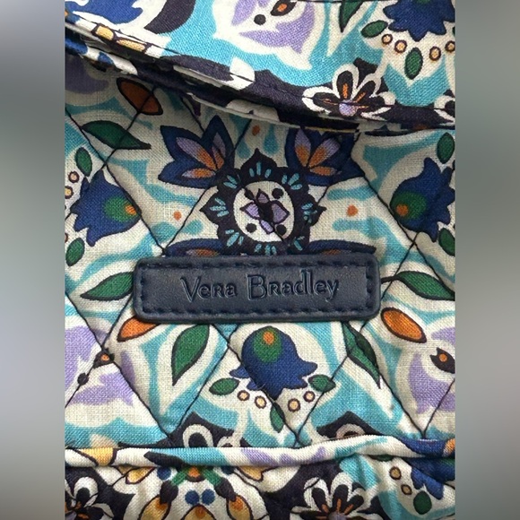 Vera Bradley Quilted Triple Zip Hipster, Blue/Multi – New With Tags - Picture 4 of 6